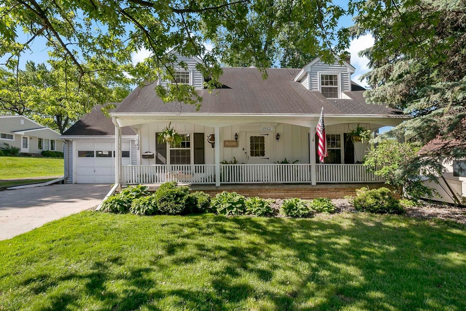 1562 Upper Afton Road, Saint Paul, MN 55106, Presented by Danielle